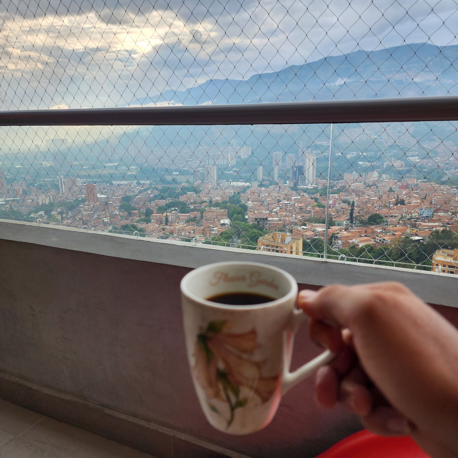 Esta es mi taza de café favorita, a primera hora, ver amanecer y mirar la gran ciudad, disfrutar del viento frío de la mañana con el amigo que mejor me conoce, el café.
