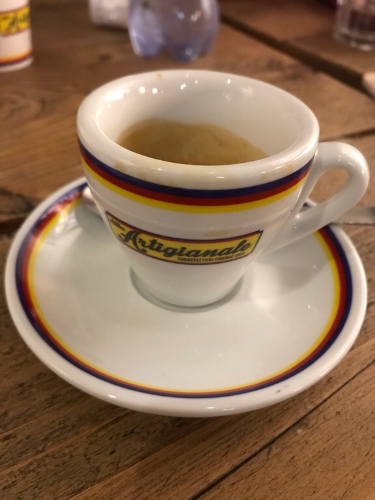 Excelent espresso, from this Florentine roaster, one of the first third wave roasters in Italy. The balanced acidity makes it different from the typical italian espresso blend that have almost none accidity.