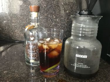 Hoje resolvi fazer o ColdBrew com o café super especial da Unique, o Honey. Fiquei em dúvida se valeria a pena usar 170g do café para o Brew.... mas resolvi fazer! Valeu a pena! 
O mel floresceu e ficou incrível com limão. (Geralmente prefiro colocar laranja no coldbrew mas esta versão pedia o limão!)
Usei 170g de café para 500ml de água; 14h no Toddy com os dois filtros! 
