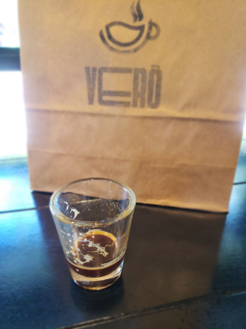 Acidez brilhante, notas de melado de cana, retrogosto de rapadura. Ficou excelente o blend no espresso. 