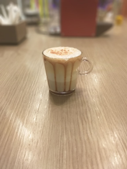 Drink gelado
Receita:
Em uma coqueteleira
Canela em pó
4 cubos de gelo
40 ml de livanto
Na xícara
Calda de chocolate nas bordas e no fundo
Colocar o conteúdo da coqueteleira na xícara e completar com espuma de leite fria e canela em pó por cima