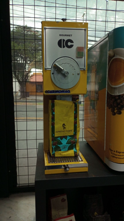 Café espresso forte em grãos sendo moído para cafeteira moka 