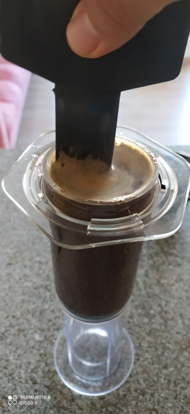 Hoy me tomó mi café en método Aeropress, está me arroja un café un poco más ligero o suave que la prensa francesa.
