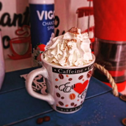 Café barista gourmet em grãos moído na hora ,usando o método pressca e coberto com chantilly e polvilhado chocolate . 