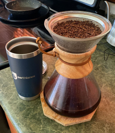 Me gusta Escuchar Arjona, un café Arabica de tostón media en la Chemex, viendo la lluvia caer, y a disfrutar!!!