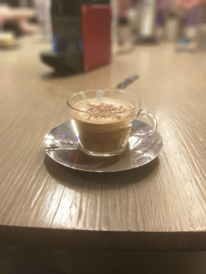 1 colher de sopa de leite moça 
60 ml de leite espumado
Cravo em pó por cima