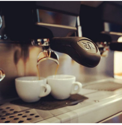 Imagina el sonido de la Cafetera y el aroma del café. Creando ambiente para el diálogo , compartir momentos, disfrutar de las cosas simples de la vida. 