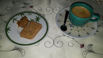 Preparando um expresso bombom harmonizado com paçoca e doce de leite pra fechar o domingo!!!