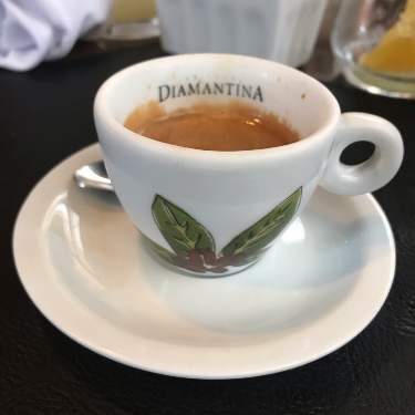 Esperava mais. O espresso não estava ruim, mas faltou muito aroma e sabor. Amargor muito acentuado, parecendo uma torra escura. Acidez quase inexistente. Notas de chocolate amargo e tabaco.