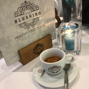 Lugar mais gostoso pela comida do que pelo café. Espresso bem encorpado, um café ok. 