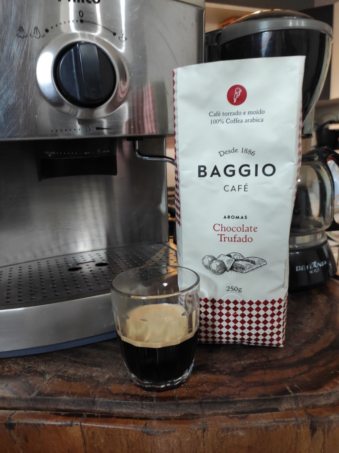 Esse café @baggiocafe ganhou meu coração.
Baggio Aromas Chocolate Trufado é um café moído de 250 gramas com aroma de trufas e chocolate da mais alta qualidade. Sinta leves toques de frutas secas, nozes e conhaque.
Tipo: 100% Coffea Arabica

Origem: Mogiana Paulista e Sul de Minas

Moagem: Média

Variedade: Especial Moído Aromatizado de Chocolate

Ingredientes: café 100% arábica e aromatizantes

#cafe #baggio #baggiocafe #chocolatetrufado #coffee #photografycoffee #photography #photocoffee #ilovecoffee #cafeina #cofelover #barista