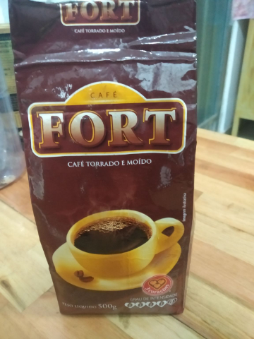 Para um café comum até que se sai bem. Bastante encorpado, torrado demais, porém não perde todo o aroma como acontece com o Evoluto, Pilão.  Sabor razoável. Um bom café comum.