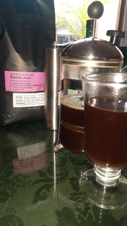 Grano Cafe Ruanda con recién molino con prensa francesa 