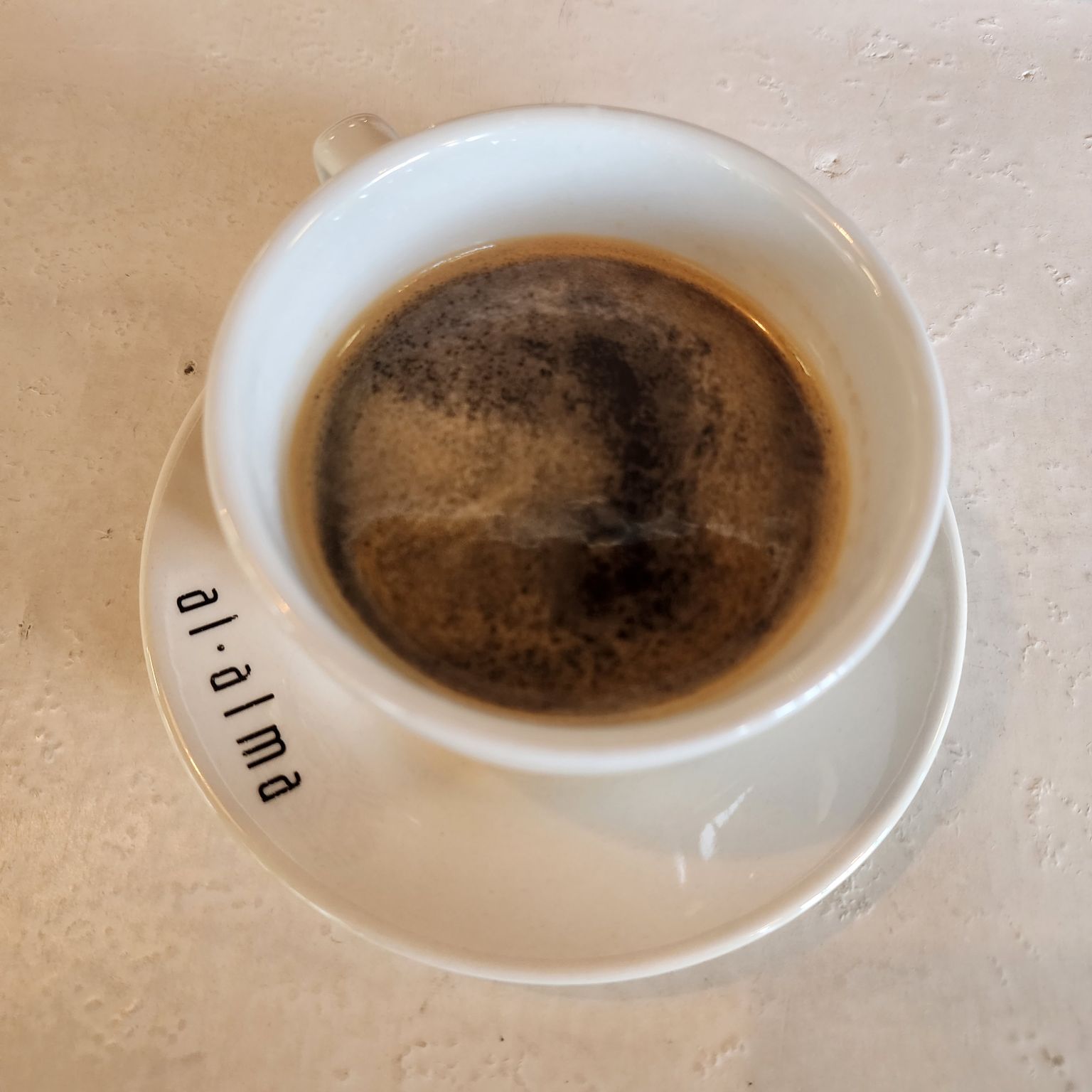 Siempre es bueno venir a este lugar y disfrutar del maravilloso café que preparan aquí. Este es un café americano, preparado con café del Huila.