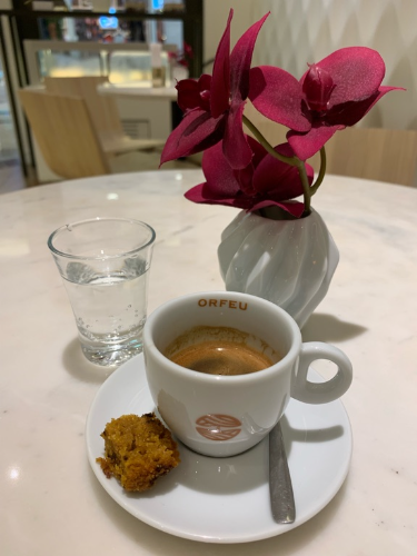 Gosto do orfeu mas este foi muito mal tirado na máquina. Pedi um curto. Sem crema e com a impressão que a água estava muito quente para a extração. Pena ....