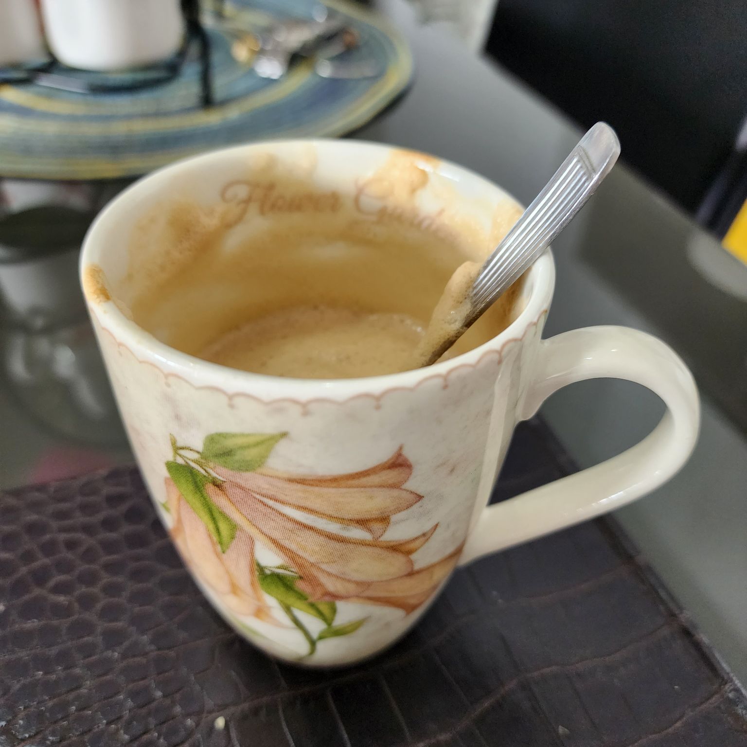 Hoy arranco mi día con un café con leche de almendras.