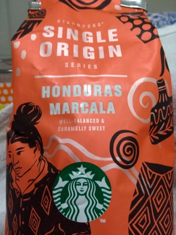 Não sou muito fã de cafés de torra escura, mas os cafés da série Single Origin da Starbucks são excessão, pois são muito bons. Este Honduras Marcala, feito na Aeropress, fica delicioso, com corpo leve, doçura lembrando caramelo e um aroma tostado típico dos cafés de torra escura. Recomendo que provem, vale a pena.