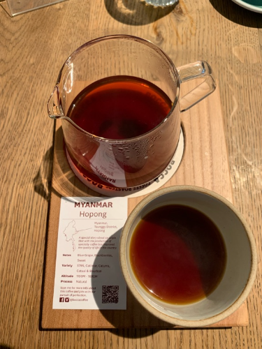 Mais uma cafeteria de terceira onda em Amsterdã, só que está é também uma pequena torrefadora. Pedi este café de Myanmar no V60 - corpo médio, notas de fruta vermelha. Não está a incrível mas é, sem dúvida, um excelente café!