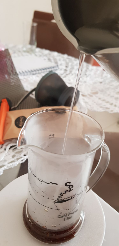 Até então... Um dos meus favoritos. Café de Piatã - Ba, Chapada Diamantina que mora no meu coração. Torra fresquinha semanal aqui em VCA, permite um encontro maravilhoso de sabores e aromas. Na atual versão, prefiro degustar essa maravilha que remete frutas vermelhas e melaço, na prensa francesa ou no aeropress com moagem media pra grossa.