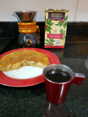Café vai bem com... bolo de banana com canela.