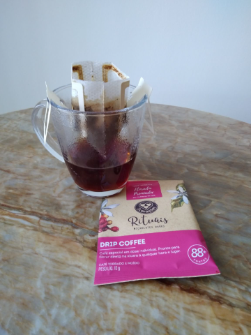 Me surpreendendo com a qualidade deste café florada premiada em método Drip. De sabor marcante com acidez equilibrada, tem uma cor vermelho-amarronzada, porém não muito escura. Pontuação: 88+.