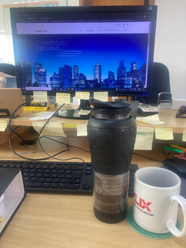 Aquele gás para o último dia da semana com café colombiano na prensa francesa portátil!