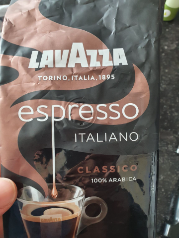 Met beetje grond smaak en een zuurtje.