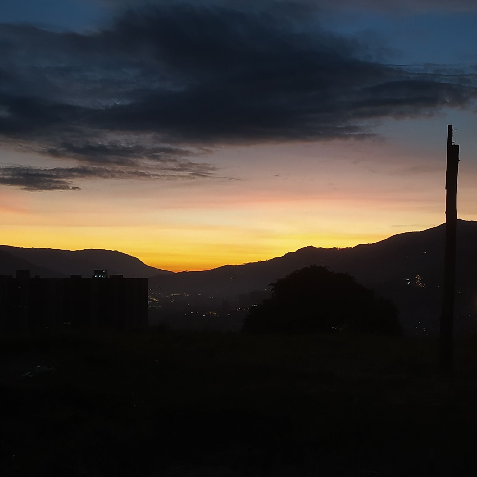 Para mi no hay nada mejor que tomarme un café en la primera hora de la mañana que me despierte, y mucho más si viendo el amanecer.