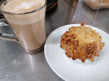 Momento do galão de todo dia com aquele cake de nozes