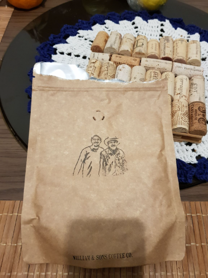 Bem leve de acidez e notas de chá preto e nozes. Bom café. 