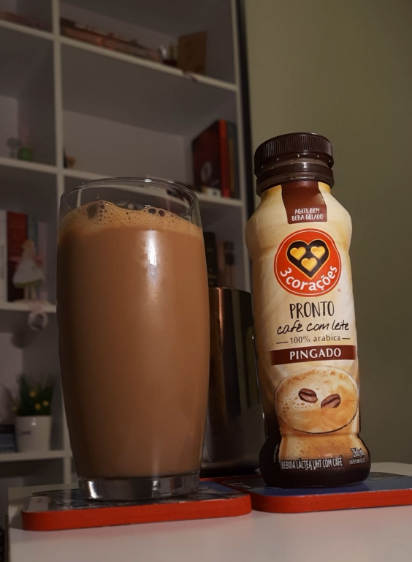 Gostei bastante dessa bebida pronta da 3 corações. No Pingado Café com Leite da pra sentir o sabor do café com leite e mesmo com uso de bastante gelo não ficou aguado. Provei sem e com gelo e foi bem agradável. Com certeza comprarei novamente. Em uma tarde ou dia quente, nada melhor. 