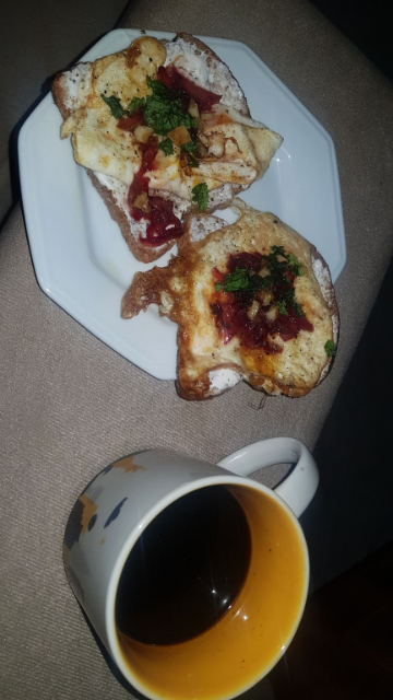 café com mel e ovos amanteigados árabes com limão e hortelã
