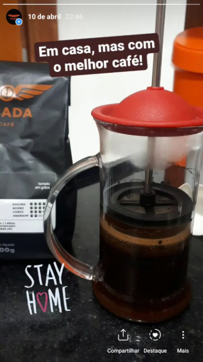 Em casa, na pandemia, mas um café especial não pode faltar.