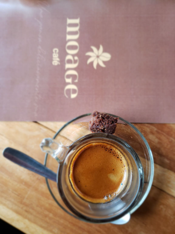 Aroma intenso e sabor doce, notas de caramelo. 