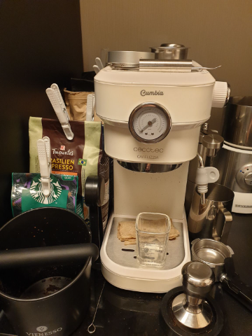 Here' my new Espresso equipment, was xmas present. Trying since five days with a non-pressurized filter, today, I,ve got it well to 30ml with 10g Arabica