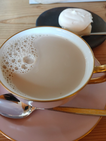 I had a cafe latte with sweet and gentle taste from house roasted beans. Guess they made it thoroughly by warning milk gently. Had it with house made cheese cake. Cozy cafe in a river along which cherry blossom is famous. The cup has the color of the cherry blossom lol