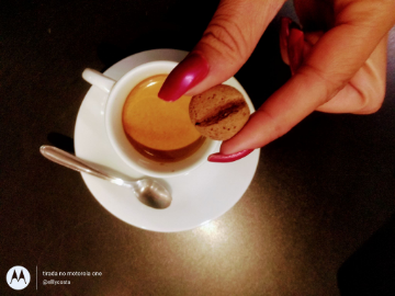 24 de Maio
Na cidade e no campo, no Oiapoque e no Chuí, 24 de Maio é dia de celebrar um produto tão importante que já foi considerado praticamente sinônimo de Brasil no mundo inteiro.
Maio foi escolhido para a homenagem porque é mês que se inicia a colheita do café em grande parte das regiões cafeeiras.
Vamos comemorar ♥️☕☕