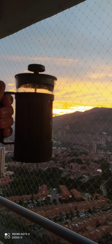 Un buen café de origen preparado en una prensa francesa, escuchando Let there be love de Oasis.