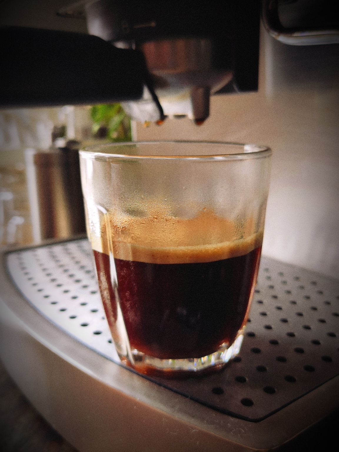 Sexta merece um café mais que especial com o @coffeemais
Coffee Mais MANTIQUEIRA DE MINAS superespecial | Café torrado em grãos│ Corpo médio │ acima de 84 pontos │ 100% café arábica │ Torra média | Intensidade 7 | 250gr
.
.
@neymatogrosso
.
.
#cafe #coffee #cafemais #musica #neymatogrosso #photooftheday #photografycoffee #photoinspiration #photography #photo #sexta #riopreto #eubarista #barista #instacoffeelovers #instafood #instagood #insta #coffeevibes #coffeeshots #coffeebrazil #coffeeculture #coffeetime #coffeegram #fashion #cafeina #music