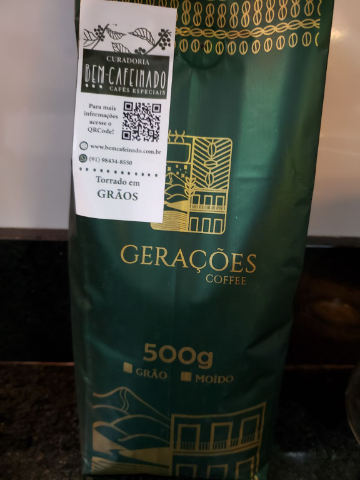 Corpo suave, baixo amargor, aroma suave de frutas amarelas e caramelo, sabor de caramelo e melado.
