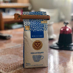 Café levemente cítrico de corpo muito leve. Bom pra beber quando bate aquela vontade de passar um cafezinho e já passa das 18h. 