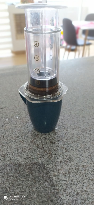 Hoy repetí la preparación en Aeropress, queria hacerlo en la Chemex, pero lastimosamente por accidente la quebre.