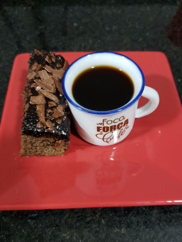 Café Unique Blend com bolo de chocolate meio amargo.