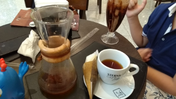 Tomei este café na Sterna Café. Grãos de torra clara, aroma floral. O cheiro estava delicioso na hora do preparo, durante a extração. Porém, acho que erraram alguma coisa, provavelmente a proporção de café e água. A moagem, pelo que observei, estava boa, e foi feita em um Encore. Bem, o café, na xícara, não estava muito bom, pois não tinha sabor nenhum. Não tinha gosto de nada. Parecia que eu havia pedido uma xícara com água morna.