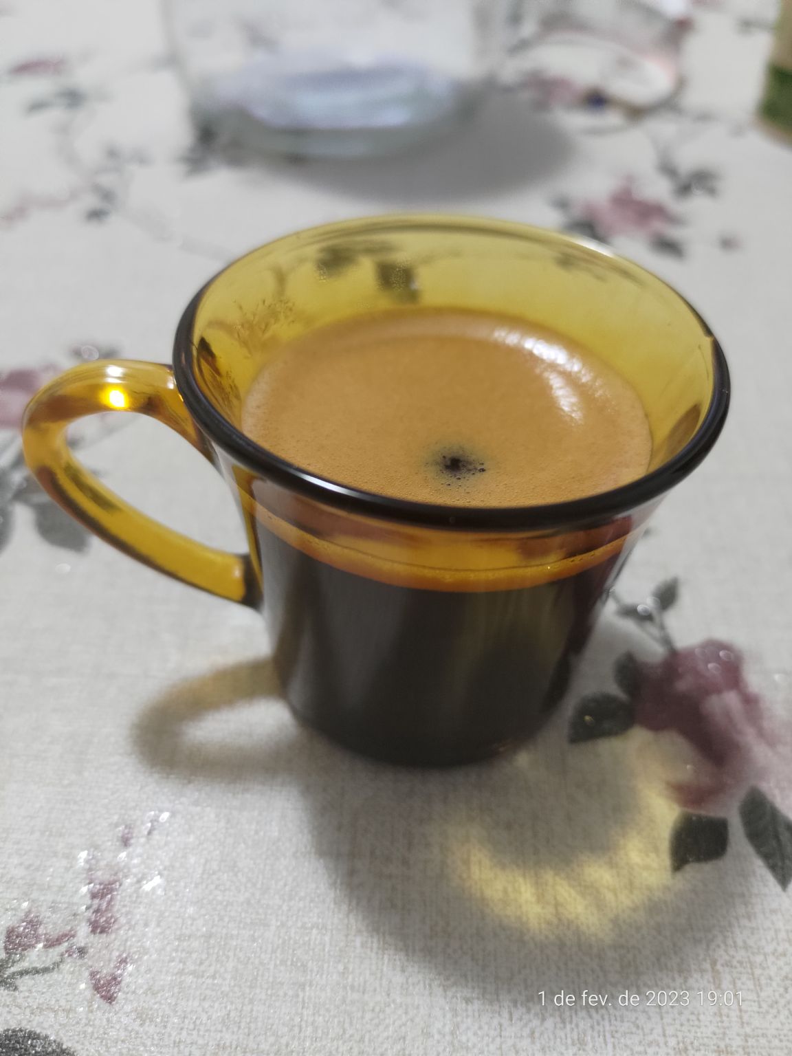 Eu tomo meu café sempre ouvindo o canto dos pássaros de manhã, e no final da tarde, uma música clássica.