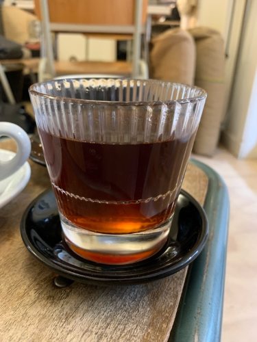 Cafeteria super moderna, sofisticada e de 3 onda em Amsterdã. O dono faz tudo, o café, o serviço e ainda discoteca com vinil! Ah, a cafeteria também é uma loja de venda de vinil! Fez um café etíope incrível no v60 em um copo de whisky! Adorei e voltaria todos os dias se fosse perto de casa! Café com torra clara, perfeita para o V60, frutado cítrico!