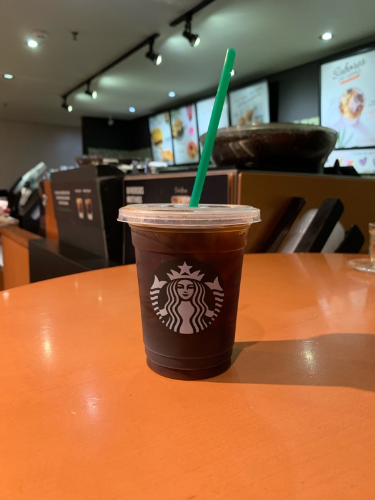 Começando o dia com um ColdBrew do Starbucks. Achei muito amargo, zero aromático. Prefiro quando faço no meu Toddy! A atendente não sabia informar qual café foi utilizado para fazer o brew.  😖

