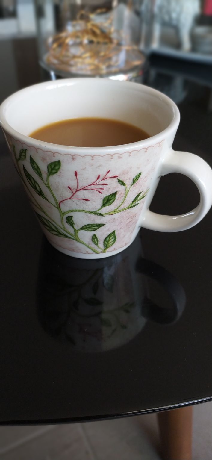 Hoy estoy en casa nuevamente visitando la familia, para este motivo arranco el día con un delicioso café de moka mezclado con una copa de crema de Wisky.