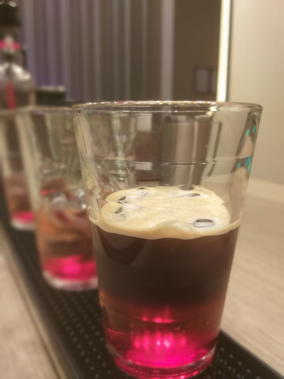 7,5 ml de xarope de grenadine
4 cubos de gelo
50 ml de água tônica 
40 ml de ristretto descafeinado já resfriado em 2 cubos de gelo
