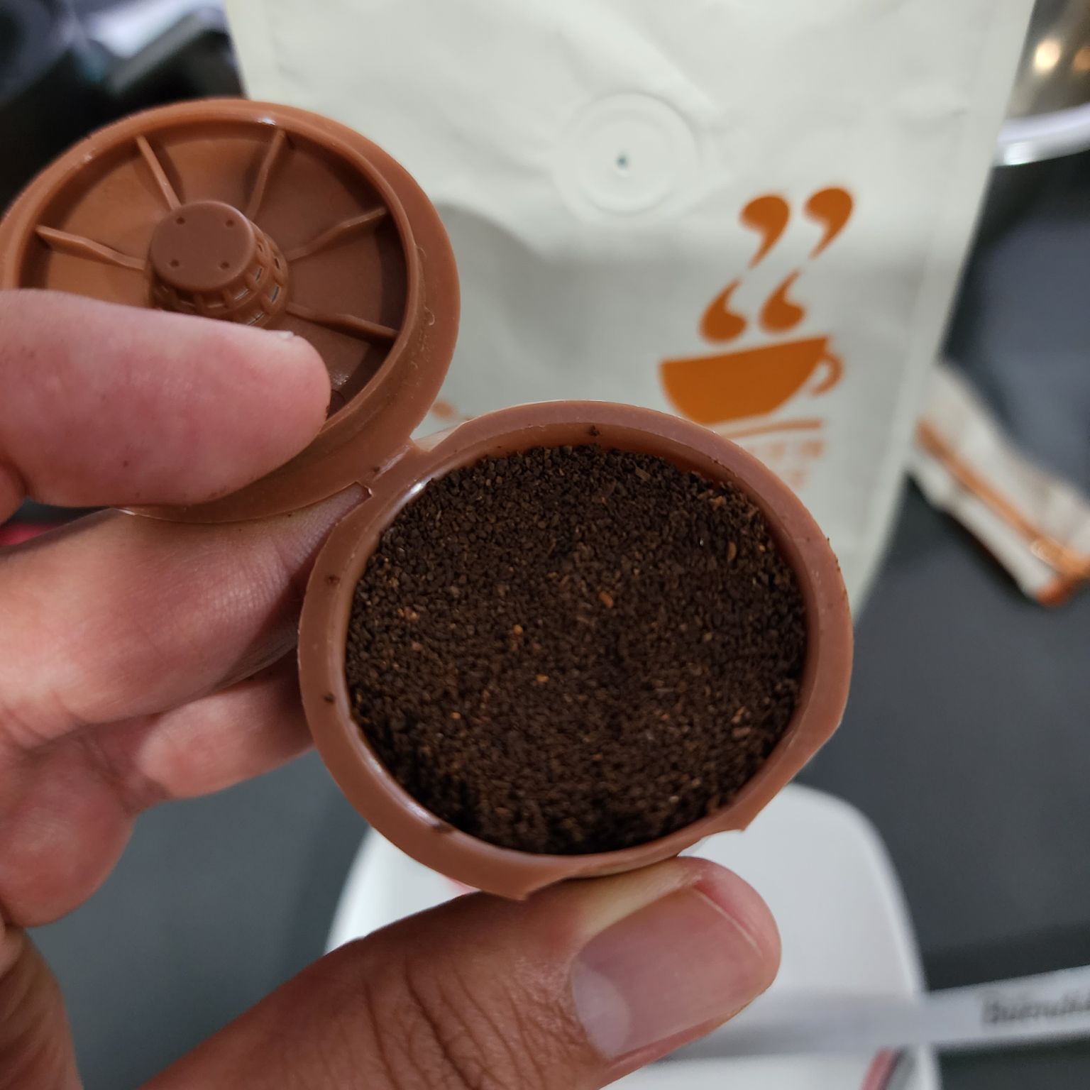 Aquí estoy recargando mi cápsula recargable para disfrutar de un café Buendía en mi máquina de cápsulas.